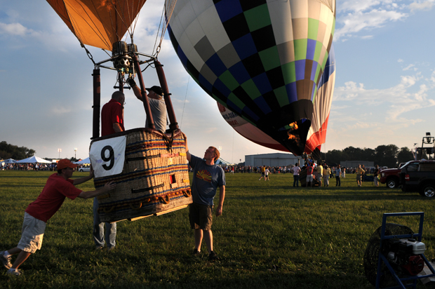 Teams+launch+to+chase+the+hare+balloon+at+the+Balloons+Tunes+and+BBQ+festival+Saturday+at+Bowling+Green-+Warren+County+Regional+Airport+Saturday.++The+race+was+postponed+due+to+gusty+winds+but+resumed+later+when+the+conditions+improved.++JULIA+WALKER+THOMAS%2FHERALD