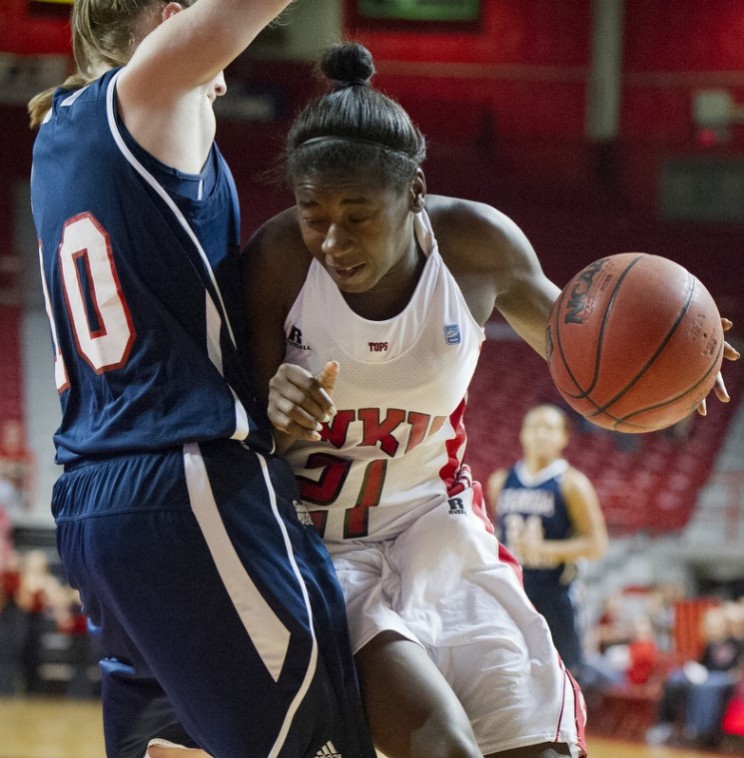 Freshman+guard+Alexis+Govan+drives+to+the+paint+during+WKUs%0Agame+against+Florida+Atlantic+at+Diddle+Arena+on+Wednesday.%0A