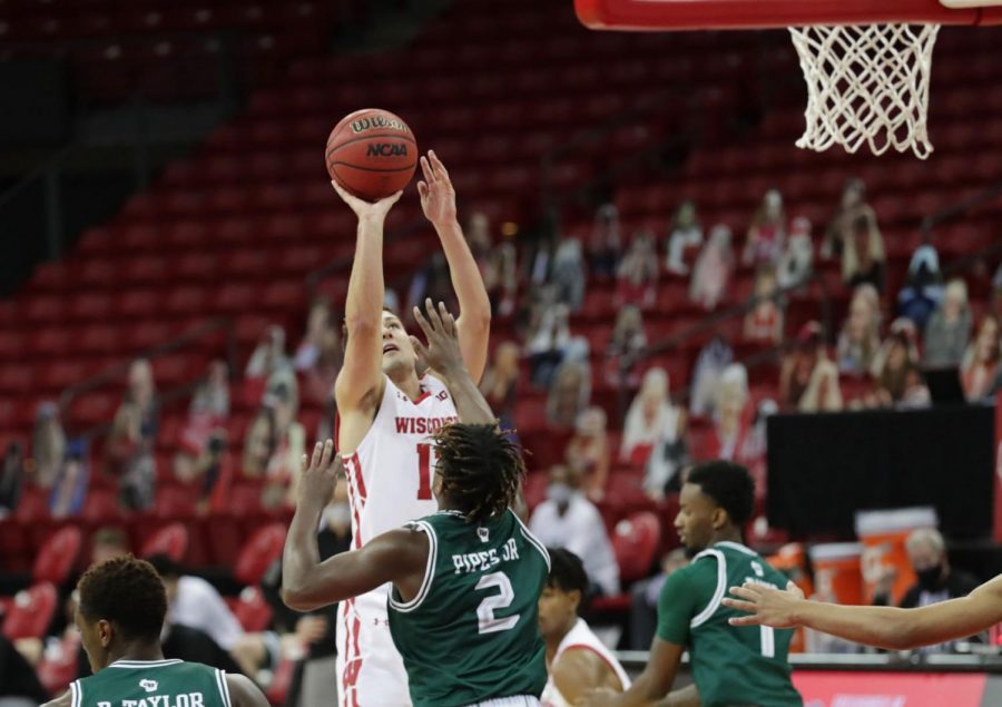 Fans take to Twitter to weigh in on Wisconsin Badgers blowout of UW-Green Bay Phoenix