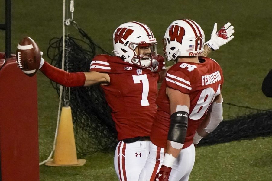 Danny+Davis+%287%29+celebrates+his+touchdown+against+Illinois.+Davis+and+fellow+senior+receivers+Jack+Dunn+and+Kendric+Pryor+are+returning+for+a+final+season+with+UW.%C2%A0