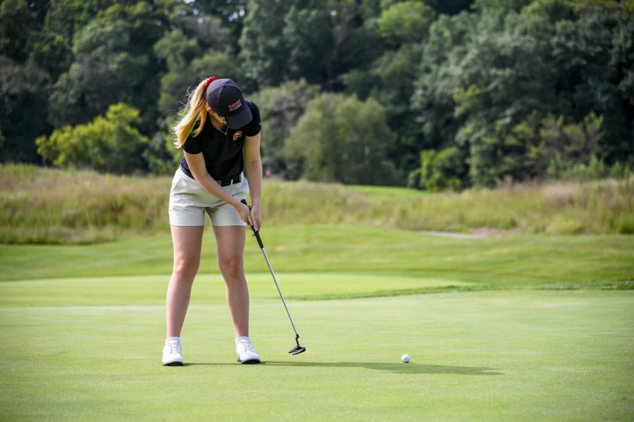 Megan+Clarke+putting+at+a+practice+round+at+Olde+Stone+Country+Club.