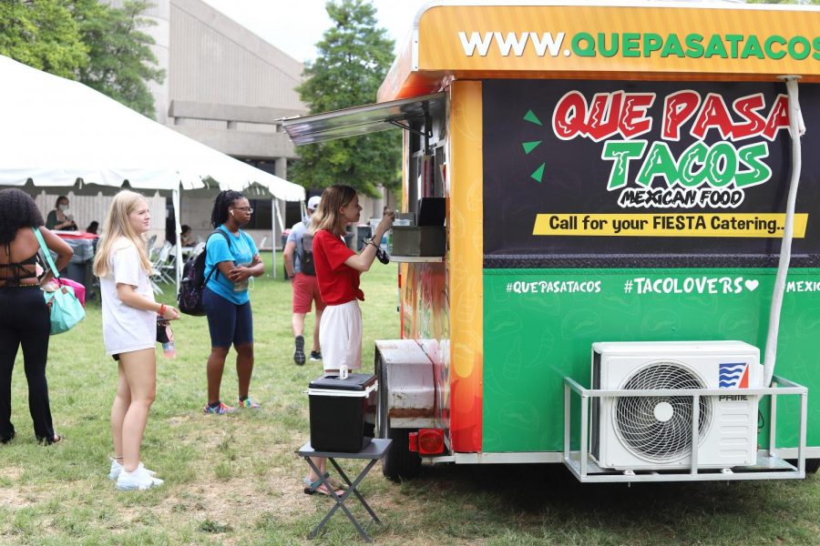 Students order at the Que Pasa Tacos truck in the FAC courtyard on Friday. Food trucks are available Monday to Friday from 12 p.m. to 2:30 p.m.