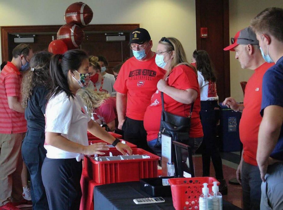 Western+Kentucky+Universitys+families+and+students+wait+in+line+to+pick+up+their+registration+packets+and+t-shirts+for+WKUs+Parent+%26+Family+Weekend+in+Downing+Student+Union.