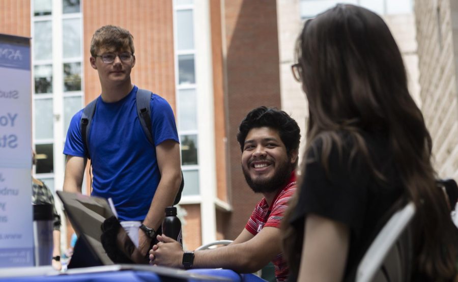 Students and staff in the Ogden College of Science and Engineering host an ice cream social on Friday, Sept. 9, at Western Kentucky University in Bowling Green, Ky.