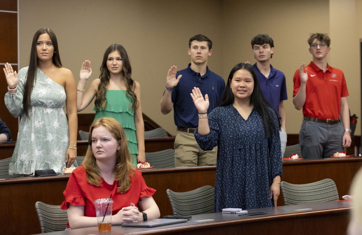 Newly-elected+senators+are+sworn+in+to+SGA+at+the+first+meeting+of+the+24th+Senate+on+Tuesday%2C+April+23+in+the+Senate+Chambers+in+the+Downing+Student+Union.