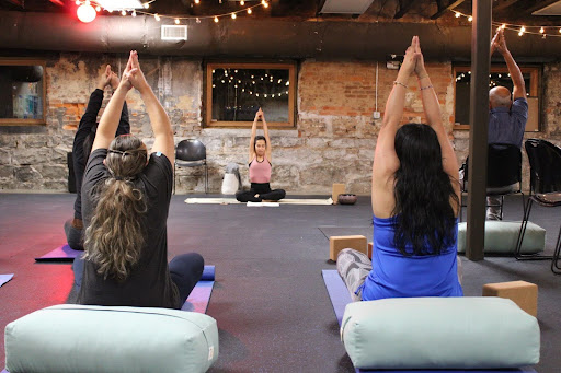 Julia Rivas guía a sus estudiantes en ejercicios de respiracion al final de sus clases de yoga en Español en el SOKY Center el 20 de Noviembre, 2025.