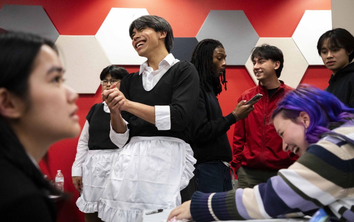 Jason Le, estudiante de último año de enfermería, se ríe después de perder al póquer durante el Maid and Butler Café de la Asociación Americana Asiática (AAA) de la WKU, celebrado en el Downing Student Union el jueves 12 de febrero de 2026. Le lleva dos años siendo miembro de la asociación. Su evento favorito de la AAA es el festival de los faroles. 