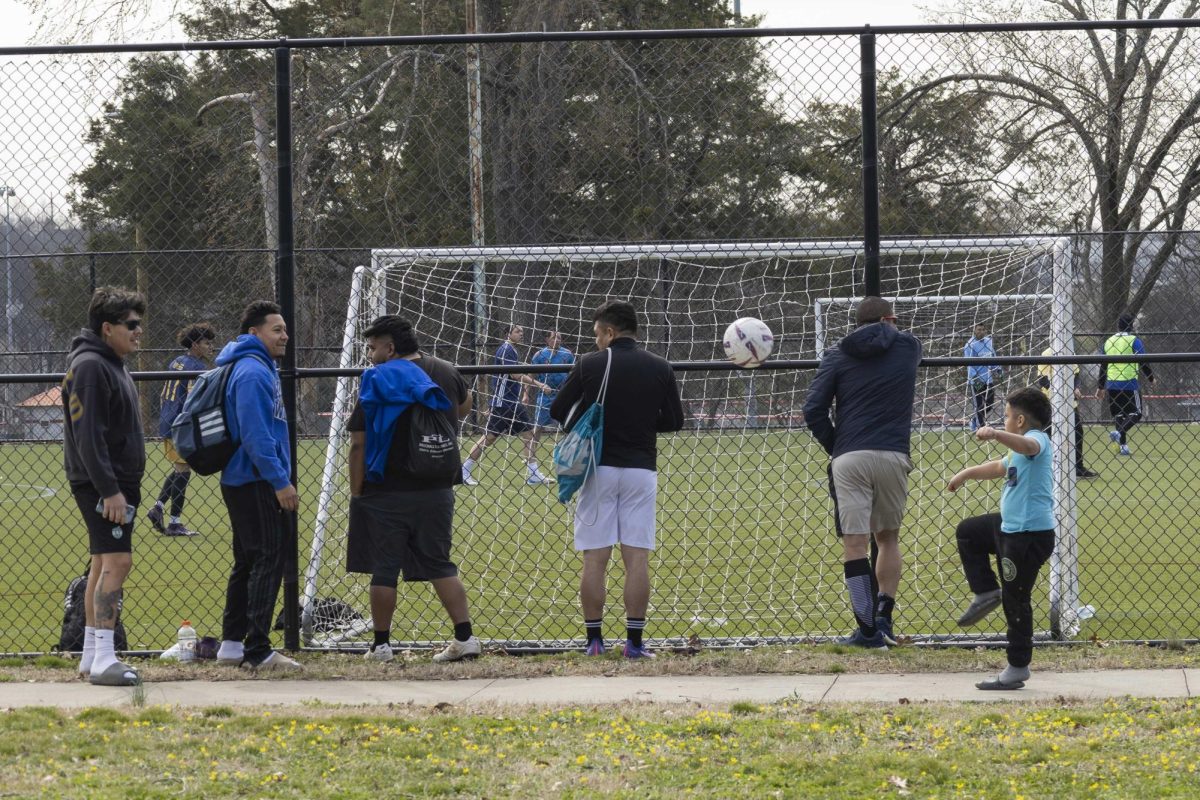 Los jugadores de fútbol se turnaban para jugar y se detenían para observar cómo otros equipos estaban en el campo de futbol durante la recaudación de fondos para Jeovani Menjivar en Lampkin Park el 1 de marzo de 2026.