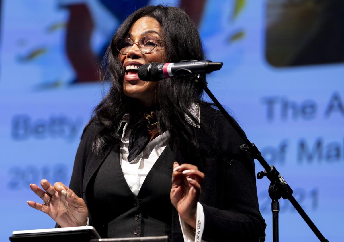 La Dra. Ilyasah Shabazz, autora estadounidense, educadora e hija de Malcolm X, da una conferencia en el Capitol Theater de Bowling Green, Kentucky, el sábado 28 de febrero de 2026. Shabazz habló ante un público de unas 250 personas sobre el legado de su padre, su educación y la importancia de la educación en la lucha contra la injusticia social.