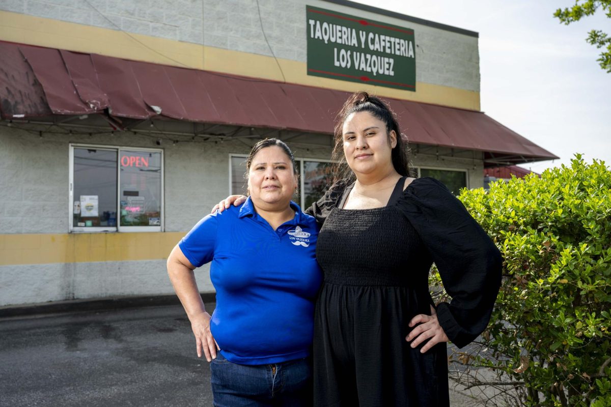 Dora Vázquez, a la izquierda, y su hija Jessica Vázquez posan frente a la Taquería y Cafetería Los Vázquez original, ubicada en el 850 de Morgantown Road, en Bowling Green, Kentucky. Dora es la dueña y principal encargada del restaurante, y trabaja junto a sus hijos e hijas en ambos locales. La mayoría de los días llega al restaurante y comienza a preparar los ingredientes a las cuatro de la mañana. 