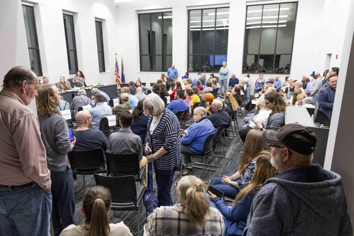 Miembros de la comunidad de Franklin, Kentucky y condados alrededor llenan el cuarto de conferencia de la Estacion de Policia de Franklin el martes, 3 de marzo, 2026 para atender una reunión de la comision de planificacion y zonificación. Después de casi cuatro horas de debate, la junta decidió aprobar el plan preliminar de desarrollo. 